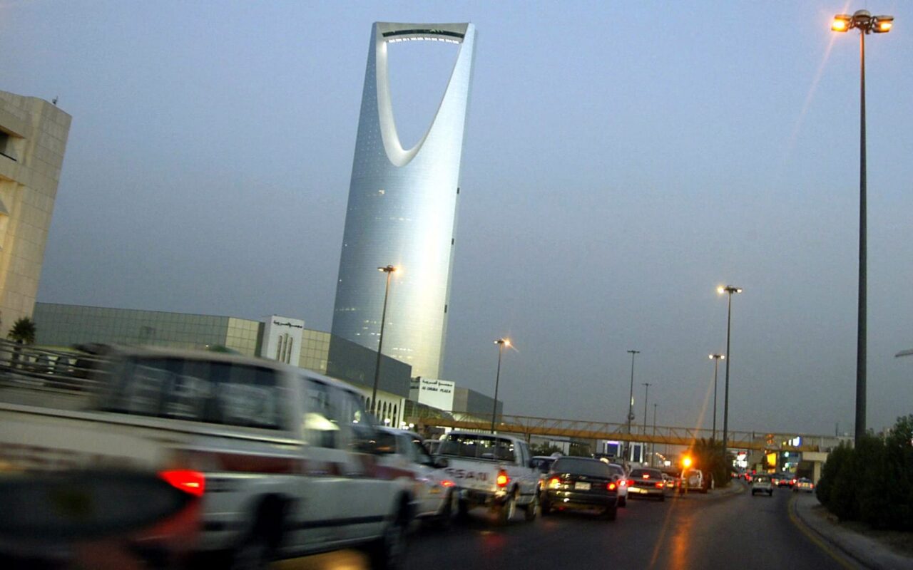 عمليات نصب تستهدف المصريين المخالفين لقوانين الإقامة في السعودية.. قنصلية مصر بالرياض تحذّر