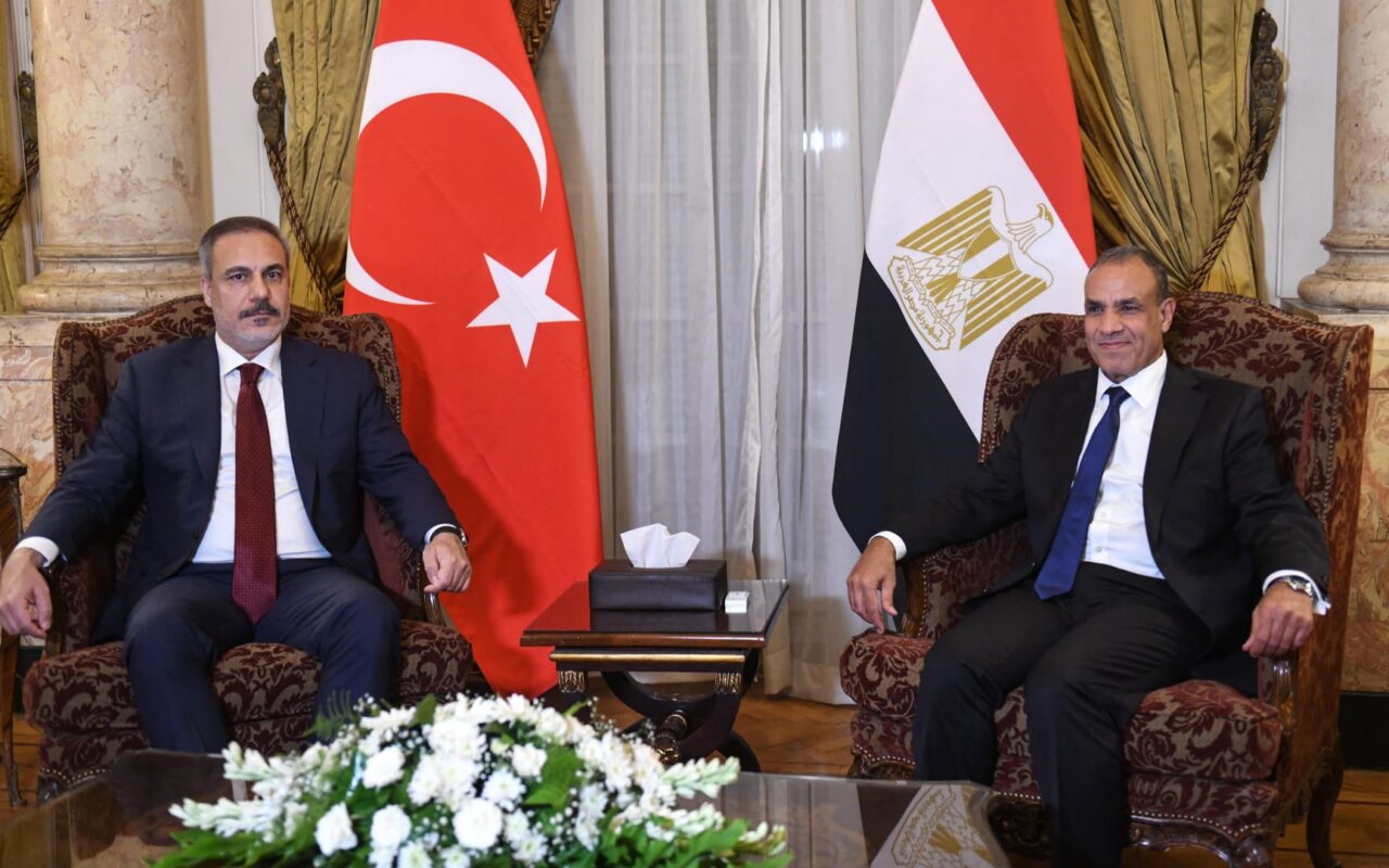 مصر وتركيا تبحثان الأوضاع في ليبيا وسط اختلاف المواقف بشأن مذكرة “الحدود البحرية”