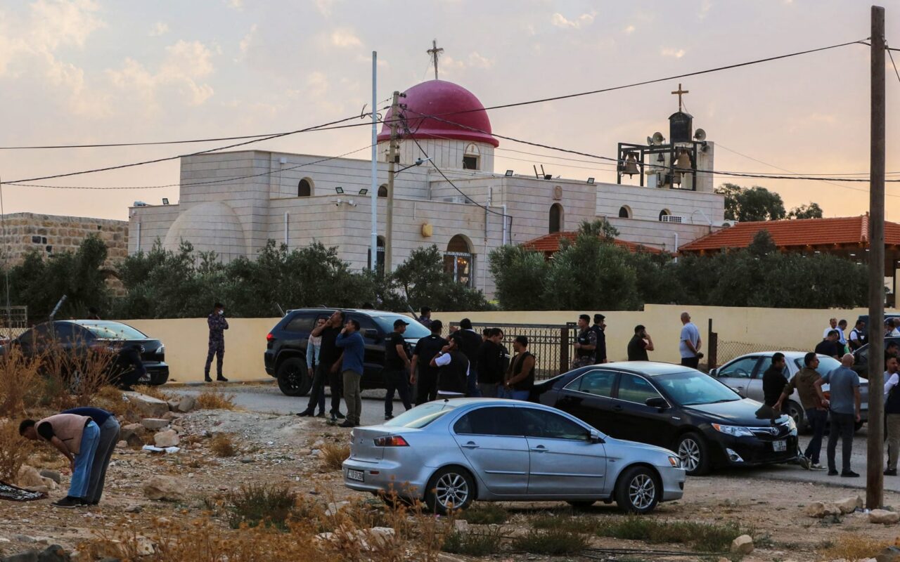 شاهد عيان يروي تفاصيل إطلاق النار على كنيسة في الأردن خلال جنازة ابنة عمه