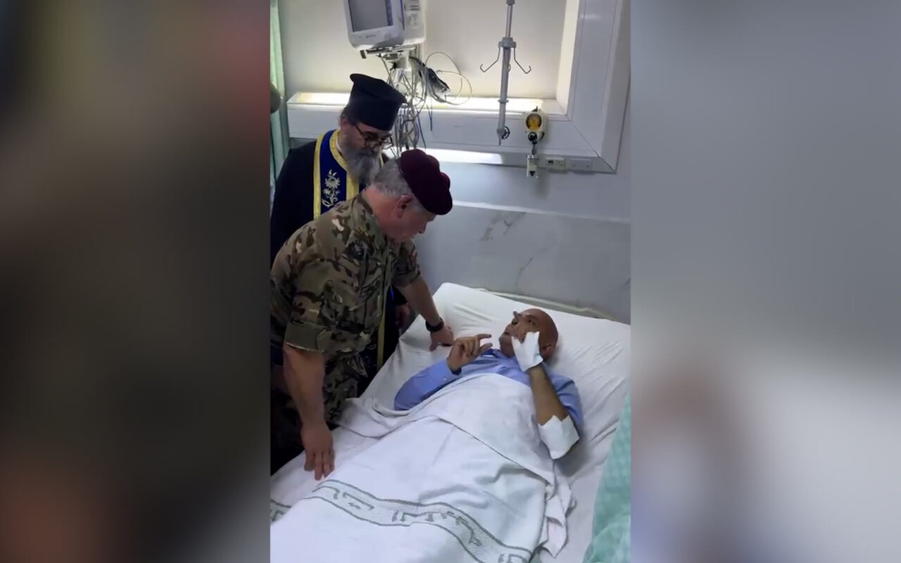 شاهد.. ملك الأردن عبد الله الثاني يزور المصابين في حادثة “هجوم الكرك”