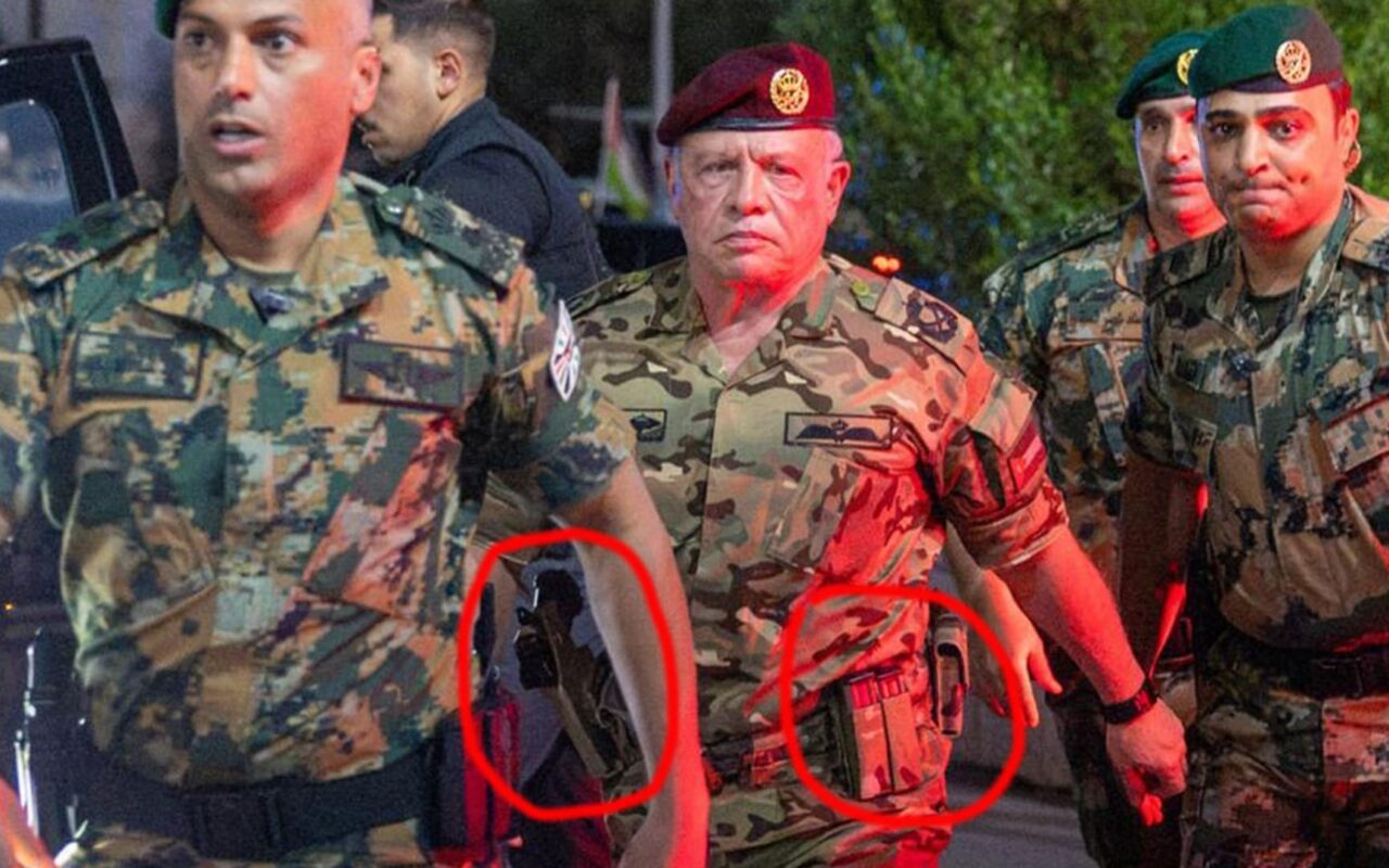 الأردن.. رواج تحليل معاني حمل مسدس والزي العسكري بصور الملك عبدالله بعد هجوم الكنيسة في الكرك