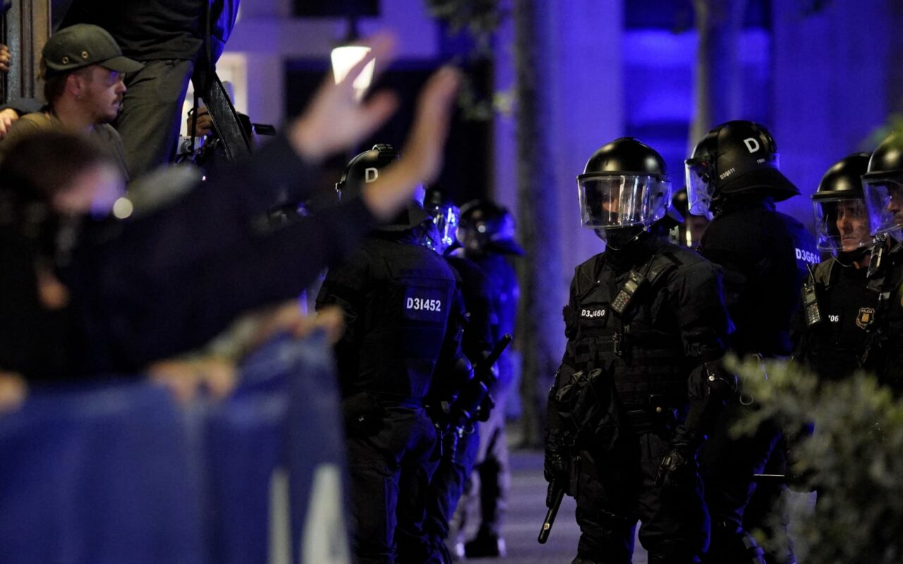 من الاحتجاج إلى النهب والشغب.. اعتقال نحو 100 شخص في برشلونة
