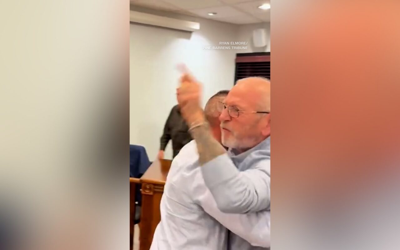 اتهامات متبادلة ومواجهة ساخنة.. فوضى في اجتماع مجلس بلدي بنيوجيرسي