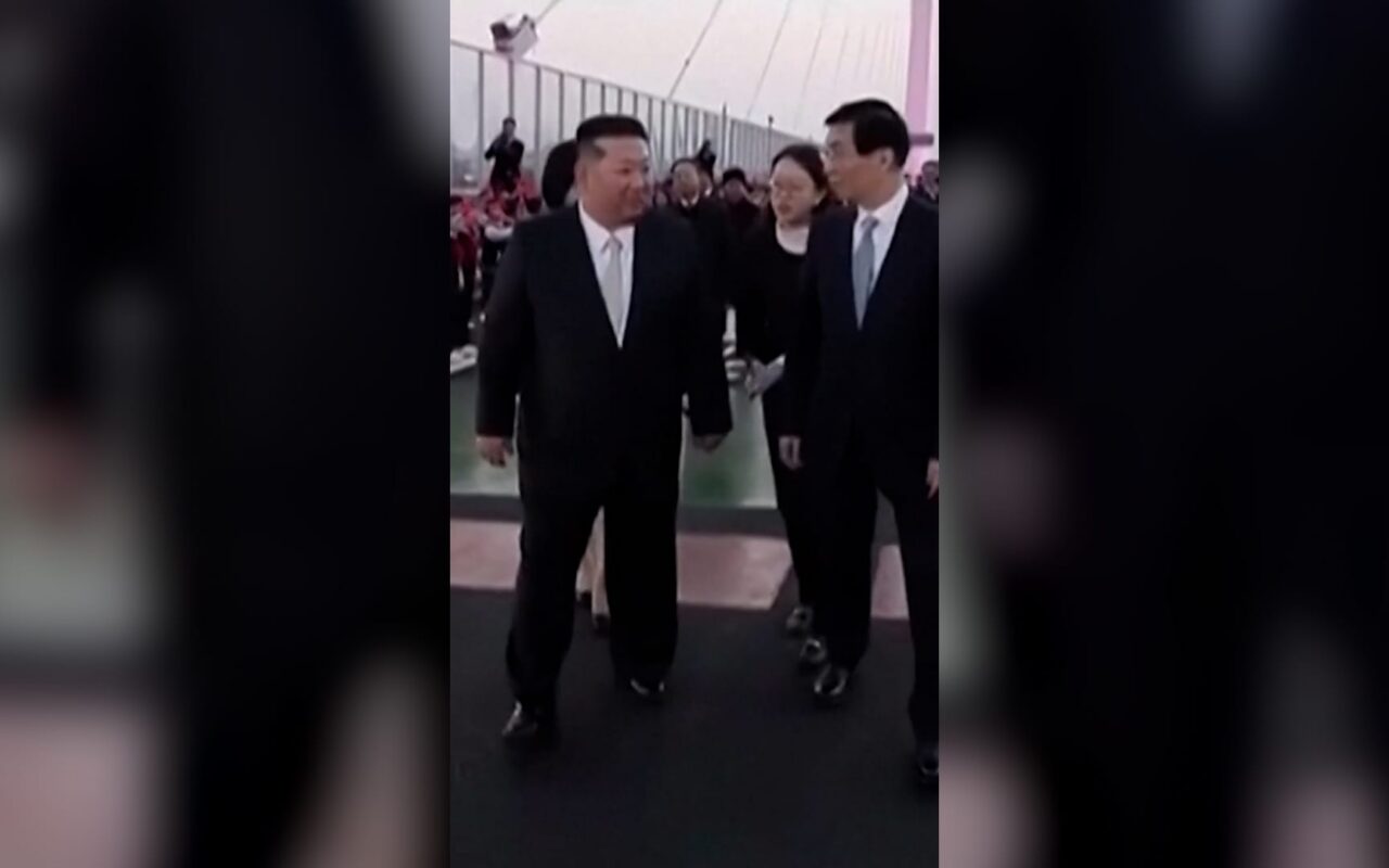 شاهد.. كيم جونغ أون يعبر جسراً جديداً يربط بين كوريا الشمالية والصين