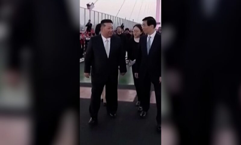 شاهد.. كيم جونغ أون يعبر جسراً جديداً يربط بين كوريا الشمالية والصين