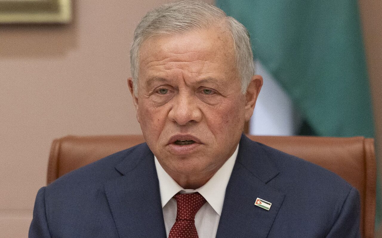 “لاحقوهم حتى جحورهم”.. الملك عبدالله يشيد بإلقاء الأمن الأردني القبض على منفذي “هجوم الكرك”