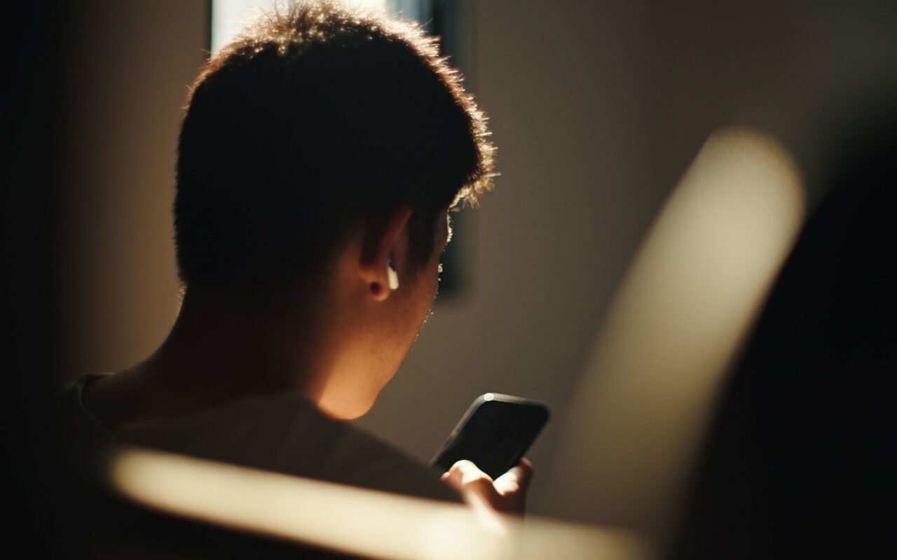هل تلجأ إلى وسائل التواصل الاجتماعي لتجنب العلاقة مع الآخرين؟