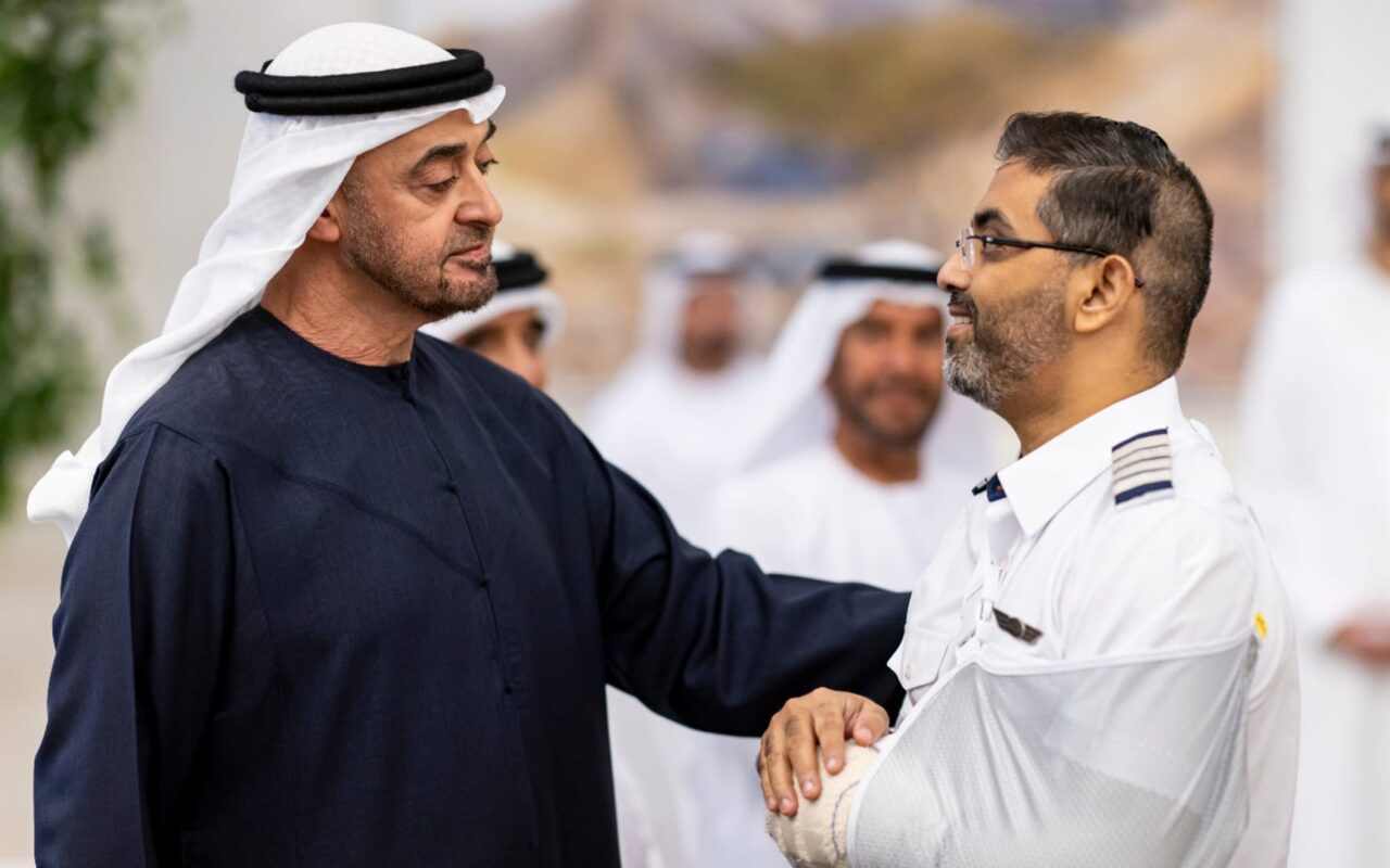 رئيس الإمارات يستقبل طاقم رحلة “فلاي دبي” ويمنحه وسام زايد الثاني