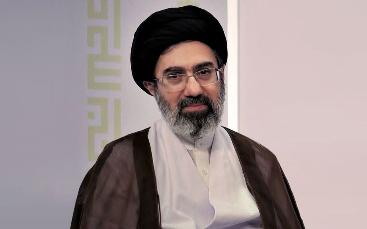 مجتبى خامنئي برسالة إلى طلاب: تجهزوا بالعلم وأسهموا بتعزيز قوة إيران واقتدارها