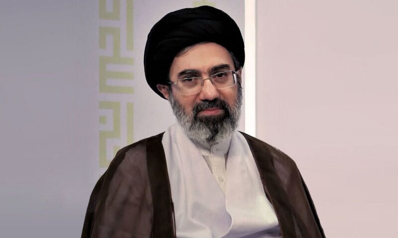 مجتبى خامنئي برسالة إلى طلاب: تجهزوا بالعلم وأسهموا بتعزيز قوة إيران واقتدارها
