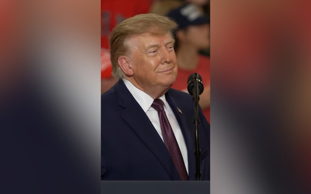 محتج يقاطع الرئيس الأمريكي: “ترامب كان على متن طائرة إبستين”.. شاهد كيف رد
