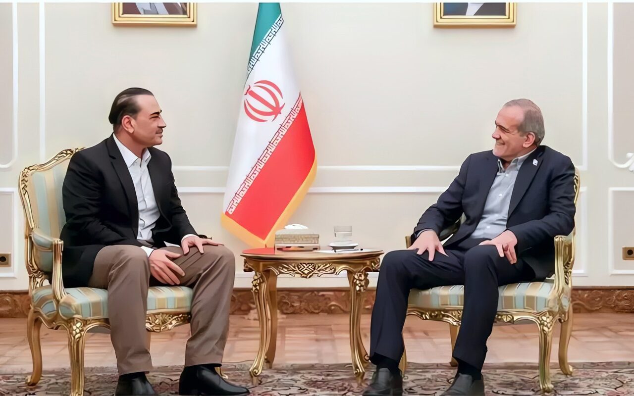الرئيس الإيراني يلتقي قائد الجيش الباكستاني في طهران