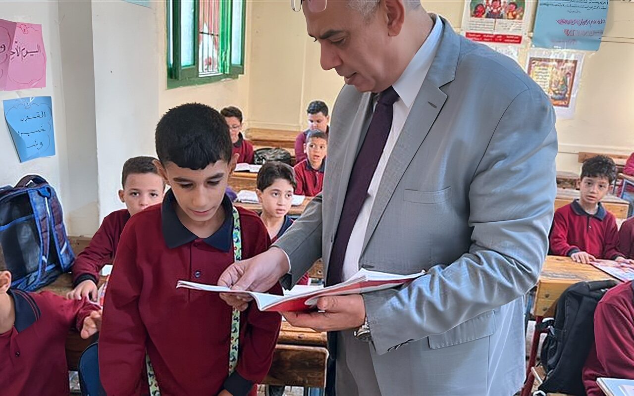 وكيل تعليم القليوبية يتابع انتظام الدراسة بمدرسة إتريب الجديدة الابتدائية