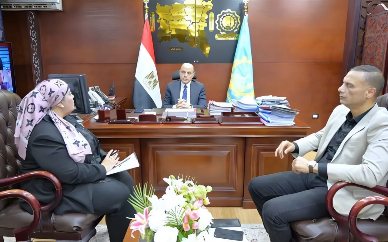 محافظ الغربية يناقش سبل تطوير الخدمات الصحية المقدمة للمواطنين