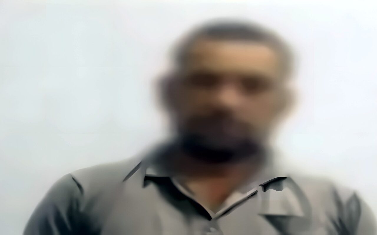 بسبب الميراث، ضبط شقيق زوج سيدة ألقى القمامة واعتدى على أبنائها بالدقهلية