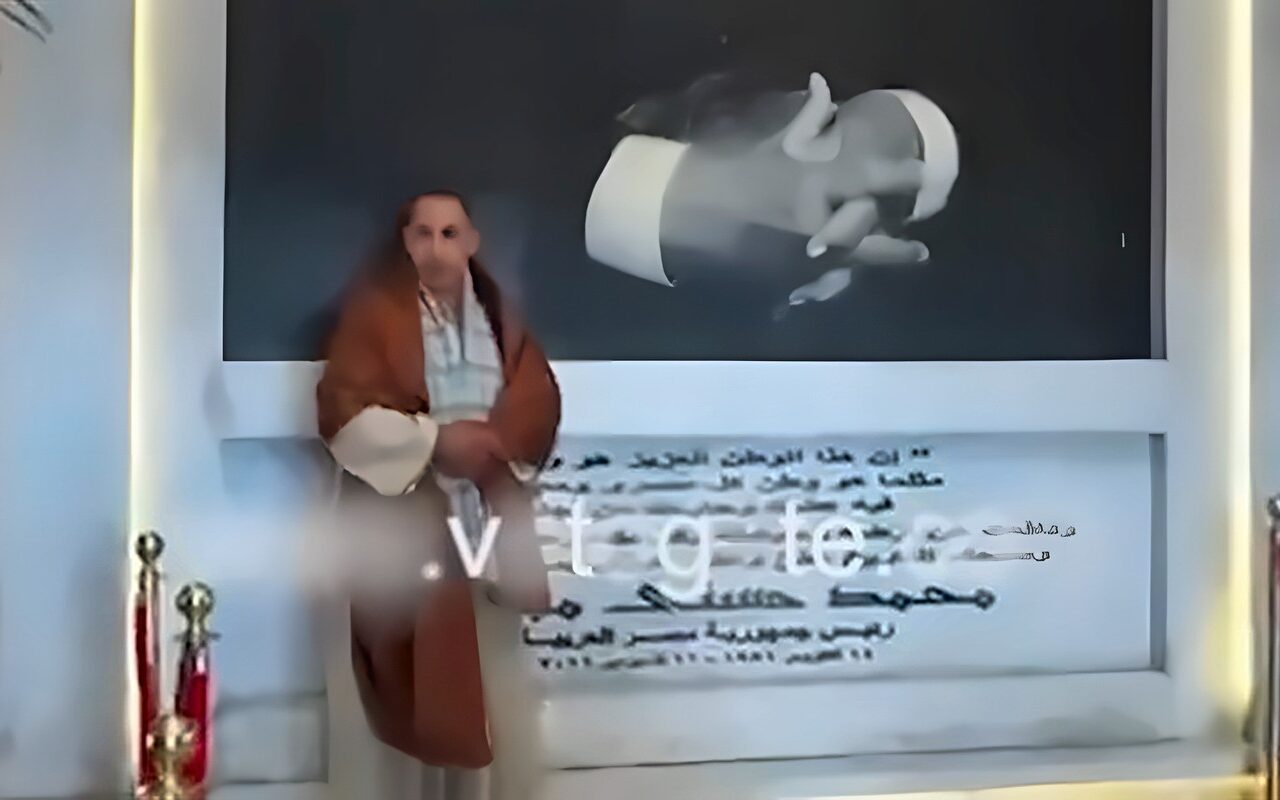 بالزي الصعيدي والتحية العسكرية، مواطنون يلتقطون الصور التذكارية أمام ضريح مبارك (فيديو)