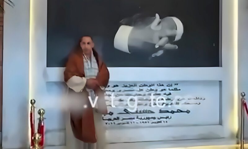 بالزي الصعيدي والتحية العسكرية، مواطنون يلتقطون الصور التذكارية أمام ضريح مبارك (فيديو)