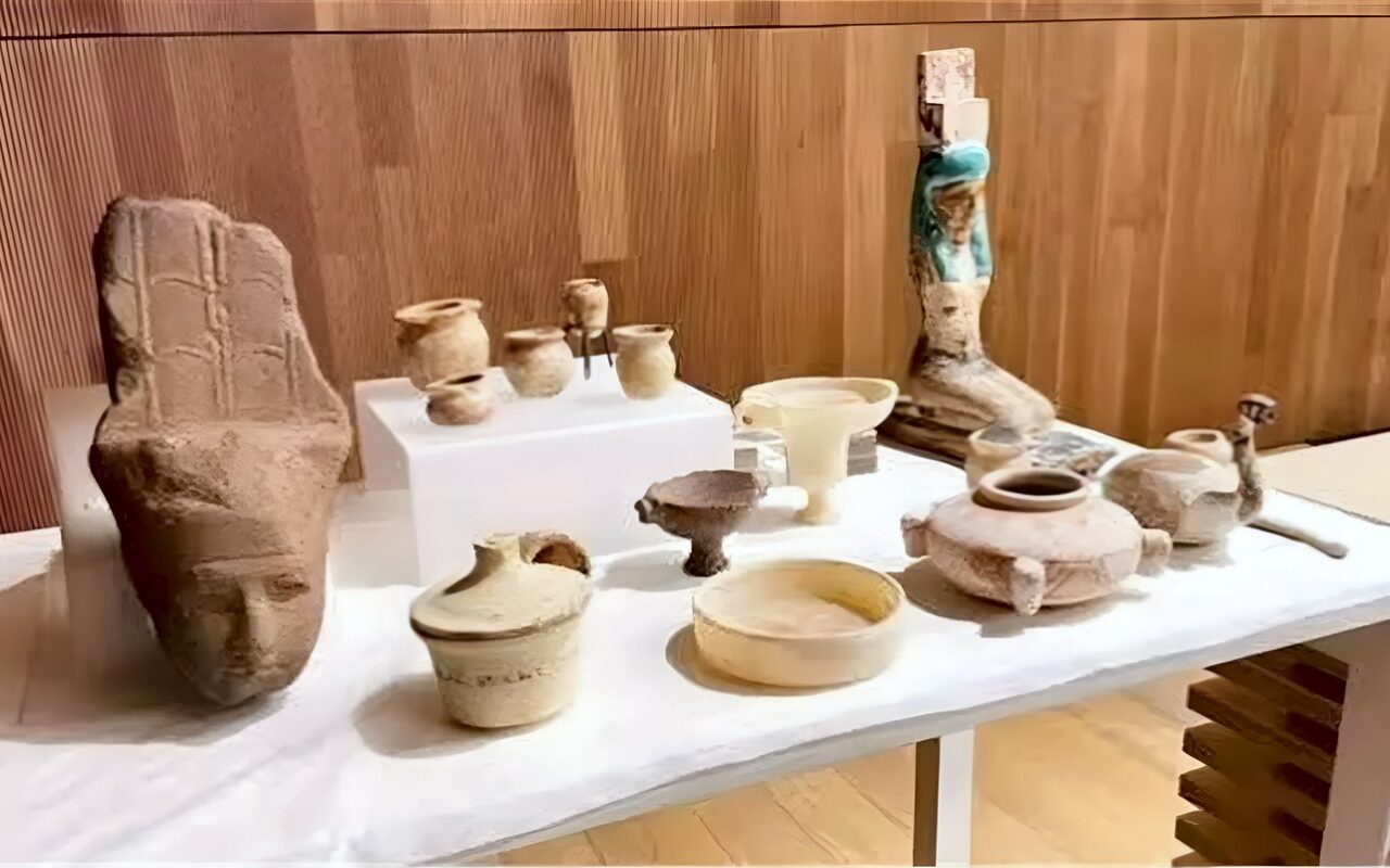 الإفتاء توضح كيفية التصرف بالآثار التي يجدها الإنسان في أرضه