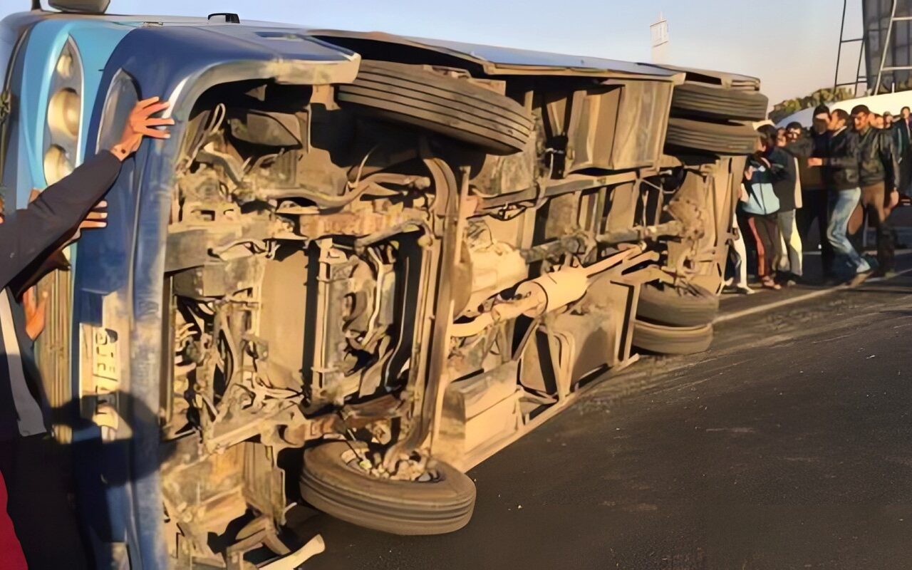 تفاصيل حادث تصادم أتوبيس مع سيارة نصف نقل أعلى الدائري اتجاه السلام
