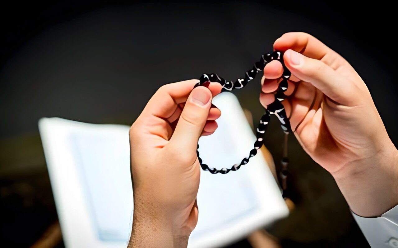 أذكار بعد الصلاة المفروضة.. اعرف فضلها العظيم وأثرها في طمأنينة القلوب