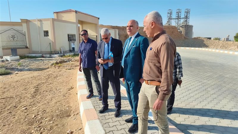 رئيس جامعة جنوب الوادي الأهلية يعاين عددا من المواقع لإنشاء مشروعات خدمية ورياضية