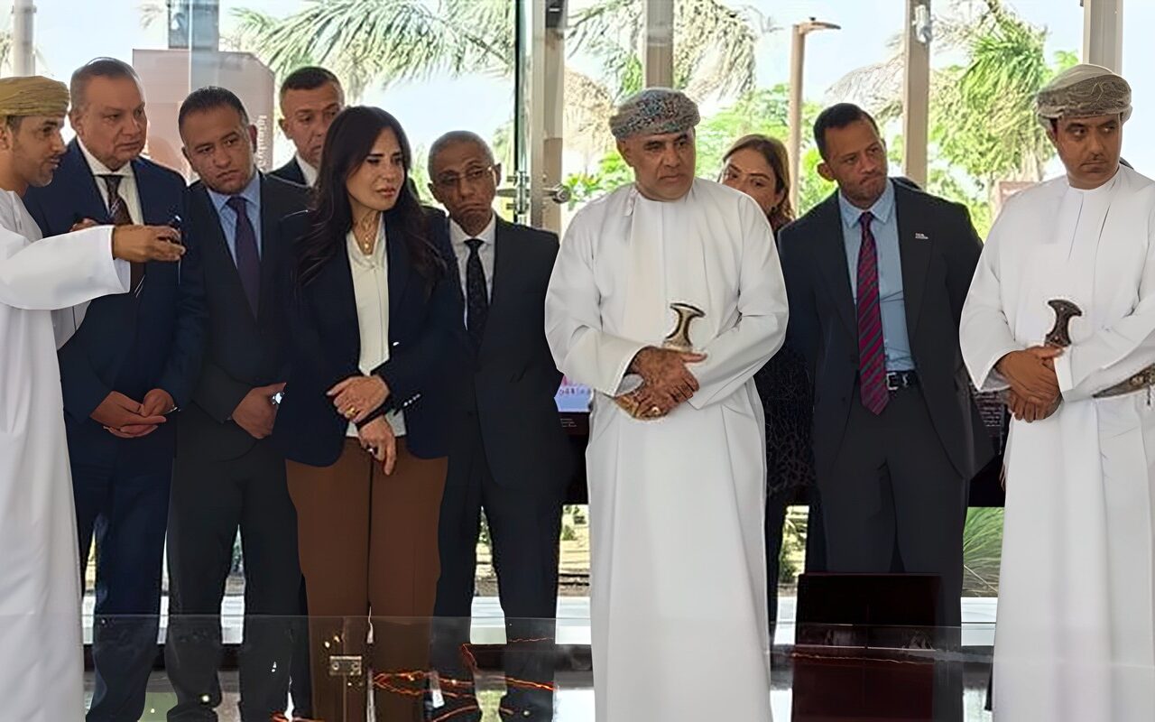 وزيرة الإسكان ونظيرها العُماني يتفقدان مركز التجربة والمبيعات بمدينة السلطان هيثم