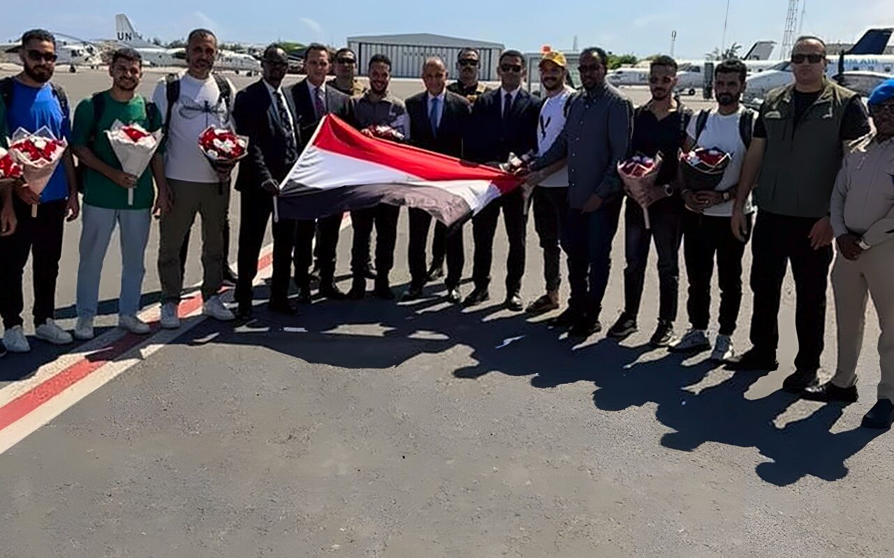 وصول البحارة المصريين إلى مقديشو تمهيدًا لعودتهم إلى القاهرة برفقة السفير المصري