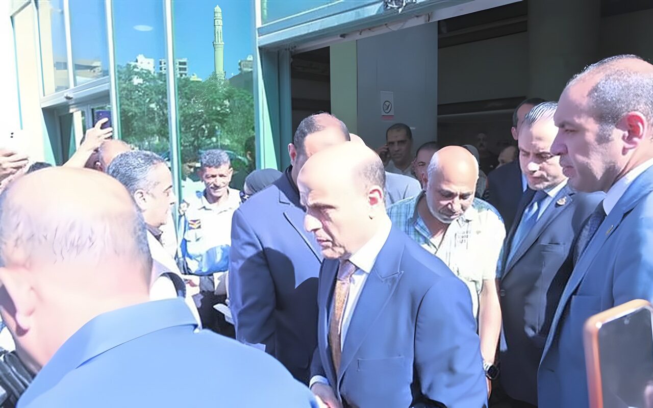 محافظ الغربية يقدم واجب العزاء لأسرتي ضحيتي عقار سوق اللبن
