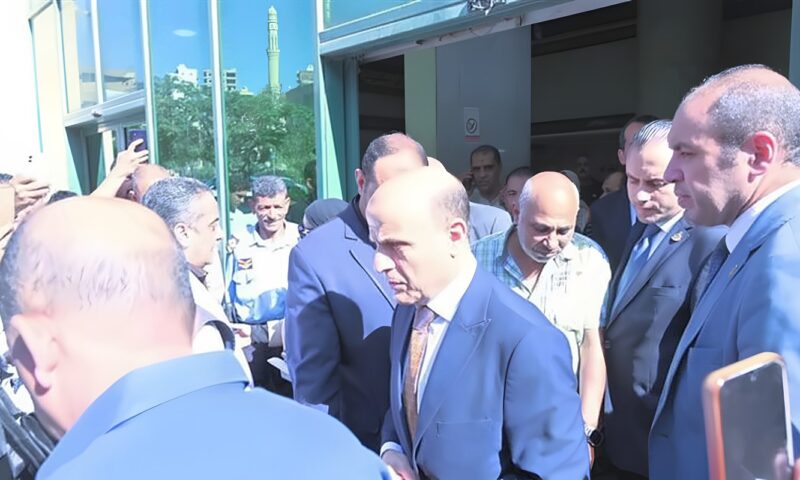 محافظ الغربية يقدم واجب العزاء لأسرتي ضحيتي عقار سوق اللبن