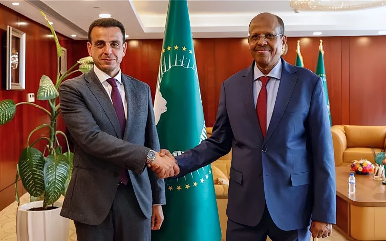 رئيس مفوضية الاتحاد الأفريقي يستقبل السفير المصري ويشيد بنجاح مصر في تنظيم الفعاليات الأفريقية رفيعة المستوى في مدينة العلمين