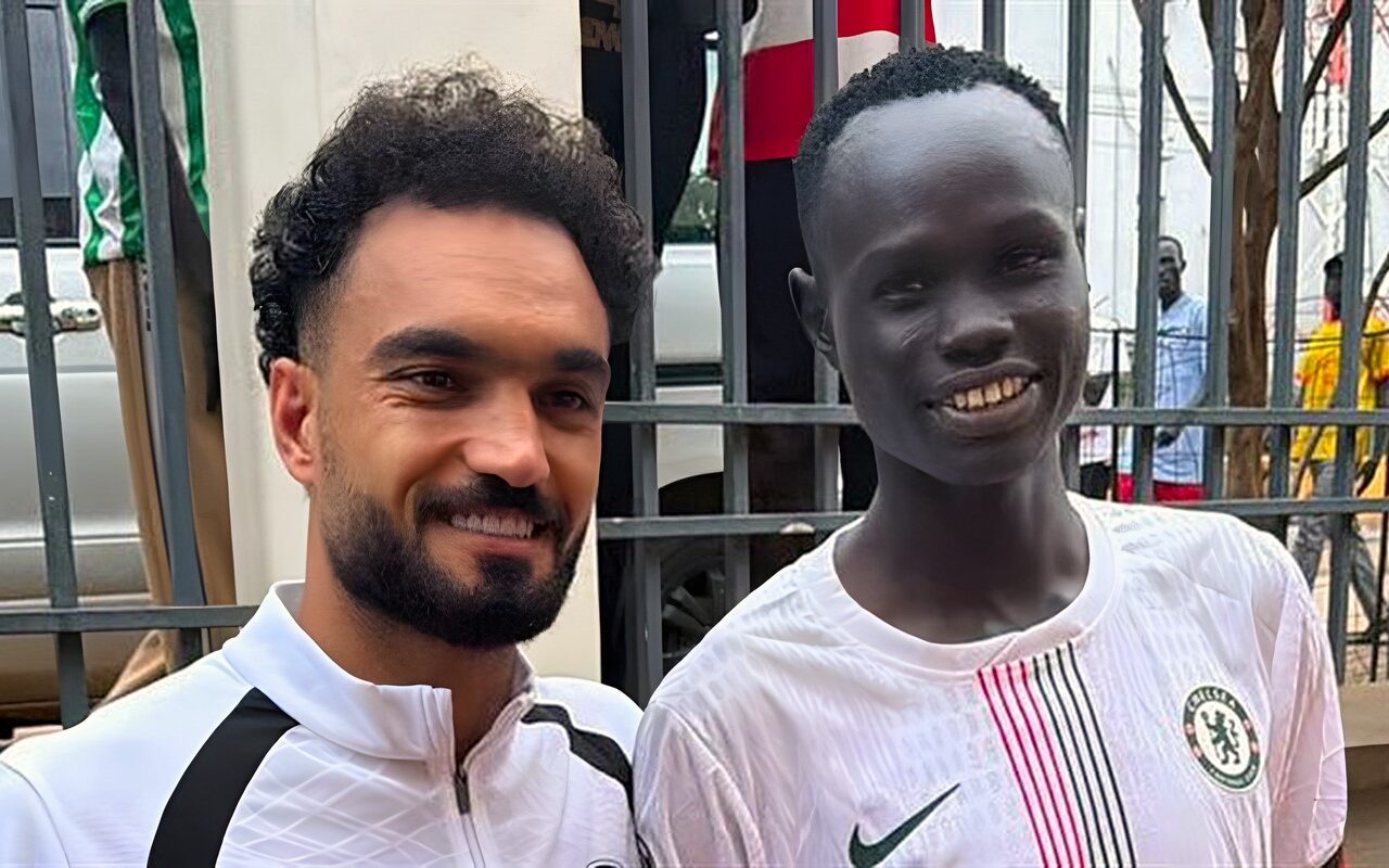 هدية خاصة من مشجع جنوب سوداني لمصطفى زيكو بعد مباراة بيراميدز (فيديو)