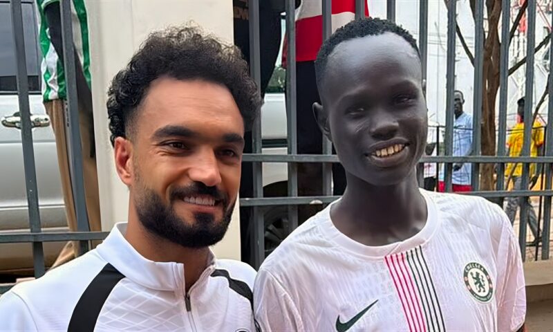 هدية خاصة من مشجع جنوب سوداني لمصطفى زيكو بعد مباراة بيراميدز (فيديو)