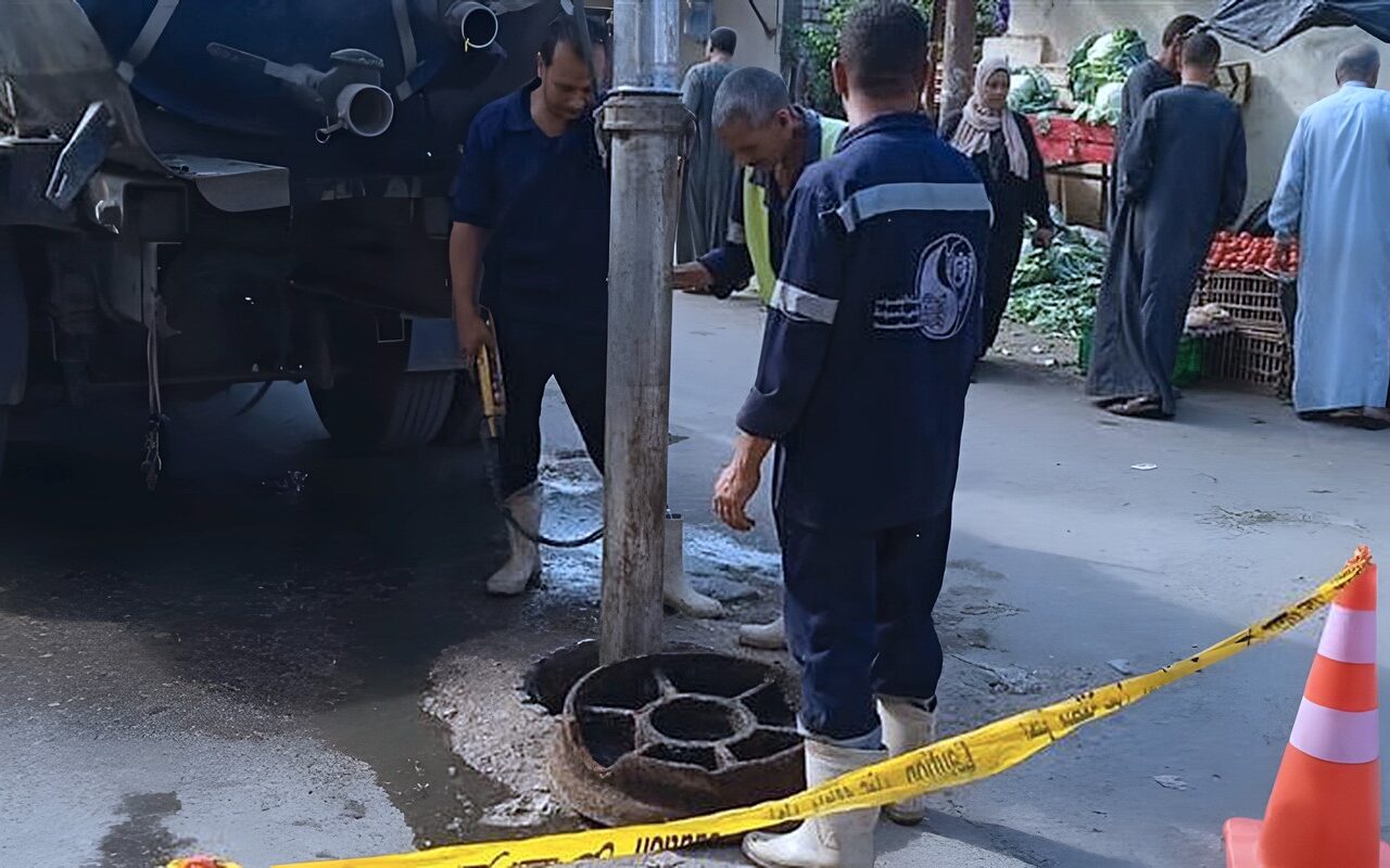 بمناوبات ميدانية خلال العطلات، مياه أسيوط تكثف تطهير شبكات الصرف الصحي استعدادا للأمطار