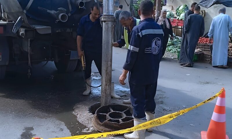 بمناوبات ميدانية خلال العطلات، مياه أسيوط تكثف تطهير شبكات الصرف الصحي استعدادا للأمطار
