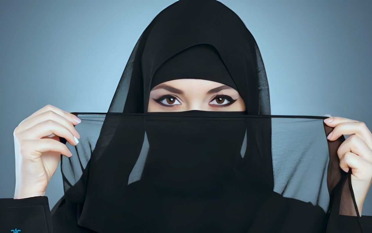 هل ظهور جزء من ذراع المرأة أسفل الكف حرم شرعا؟.. الإفتاء توضح الحكم