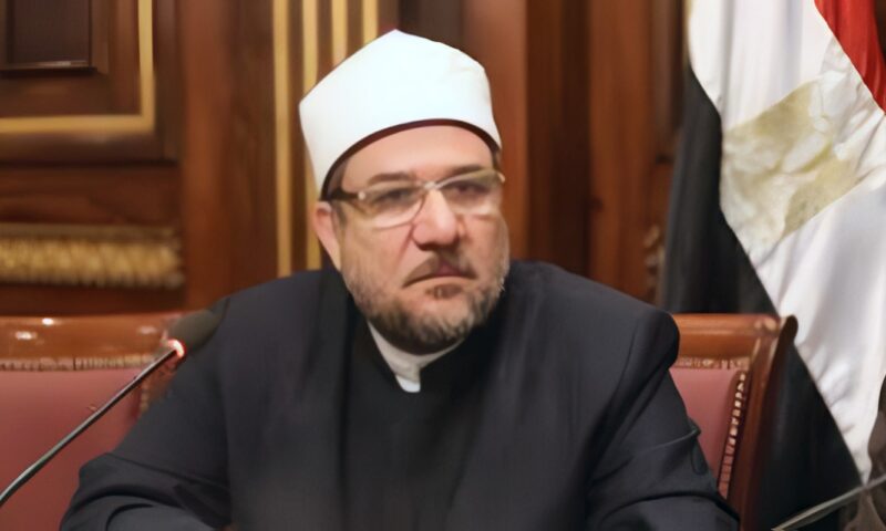 قدمنا لخدمة الوطن ابنًا بارًا.. محمد مختار جمعة يحتفل بتخرج نجله في الكلية الجوية