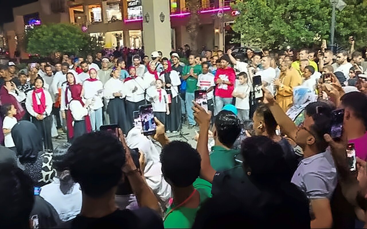بانتصارات أكتوبر.. أغانٍ وطنية وتفاعل جماهيري مع كورال قصر ثقافة العقاد