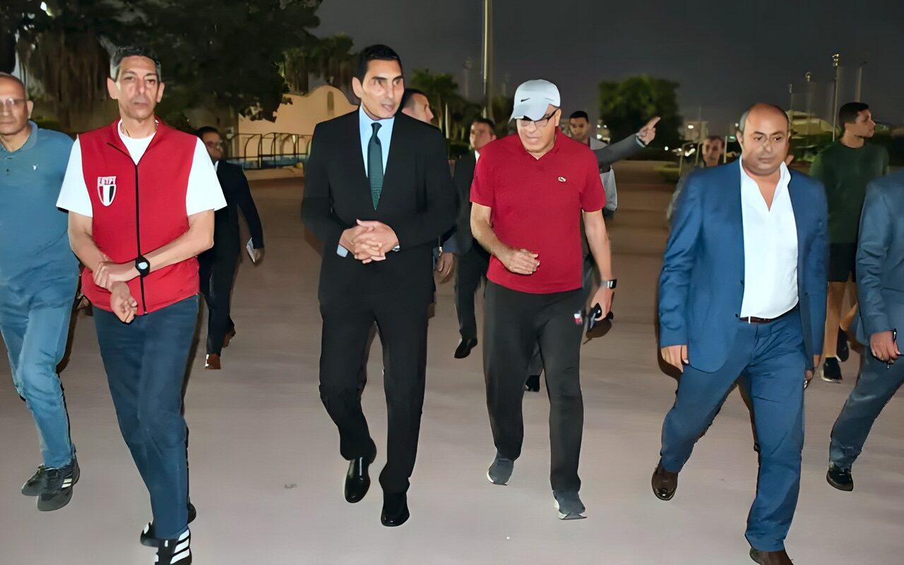 جولة مفاجئة لوزير الرياضة باستاد القاهرة (صور)