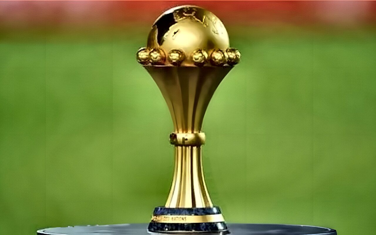 رئيس كاف يفجر مفاجأة بشأن إقامة كأس الأمم الإفريقية