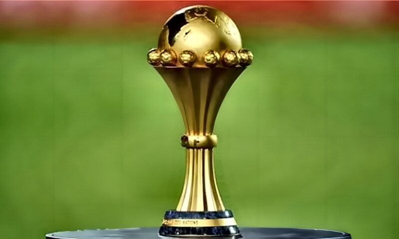 رئيس كاف يفجر مفاجأة بشأن إقامة كأس الأمم الإفريقية