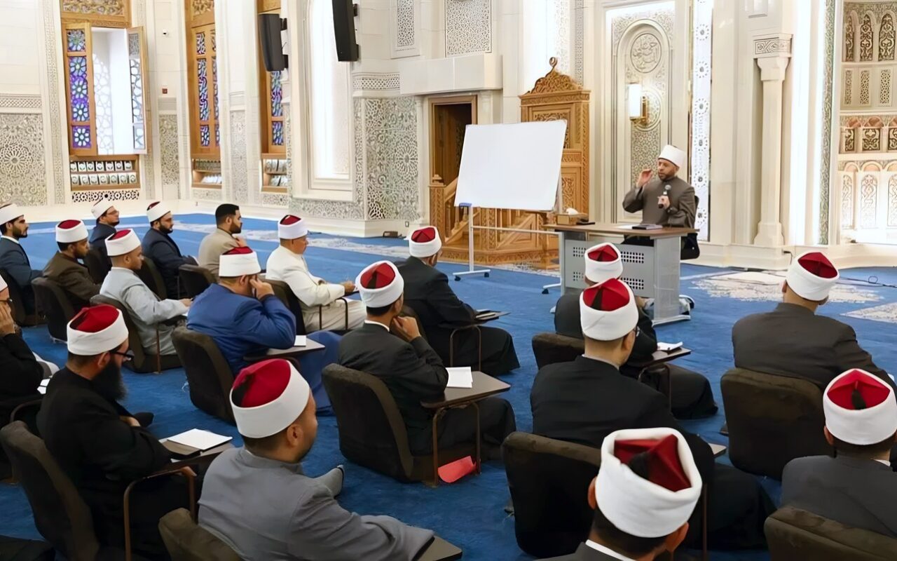 الأزهري لأئمة الأوقاف: نجاح الخطاب الدعوي مرهون باللغة وعلينا حماية المجتمع من الانحراف