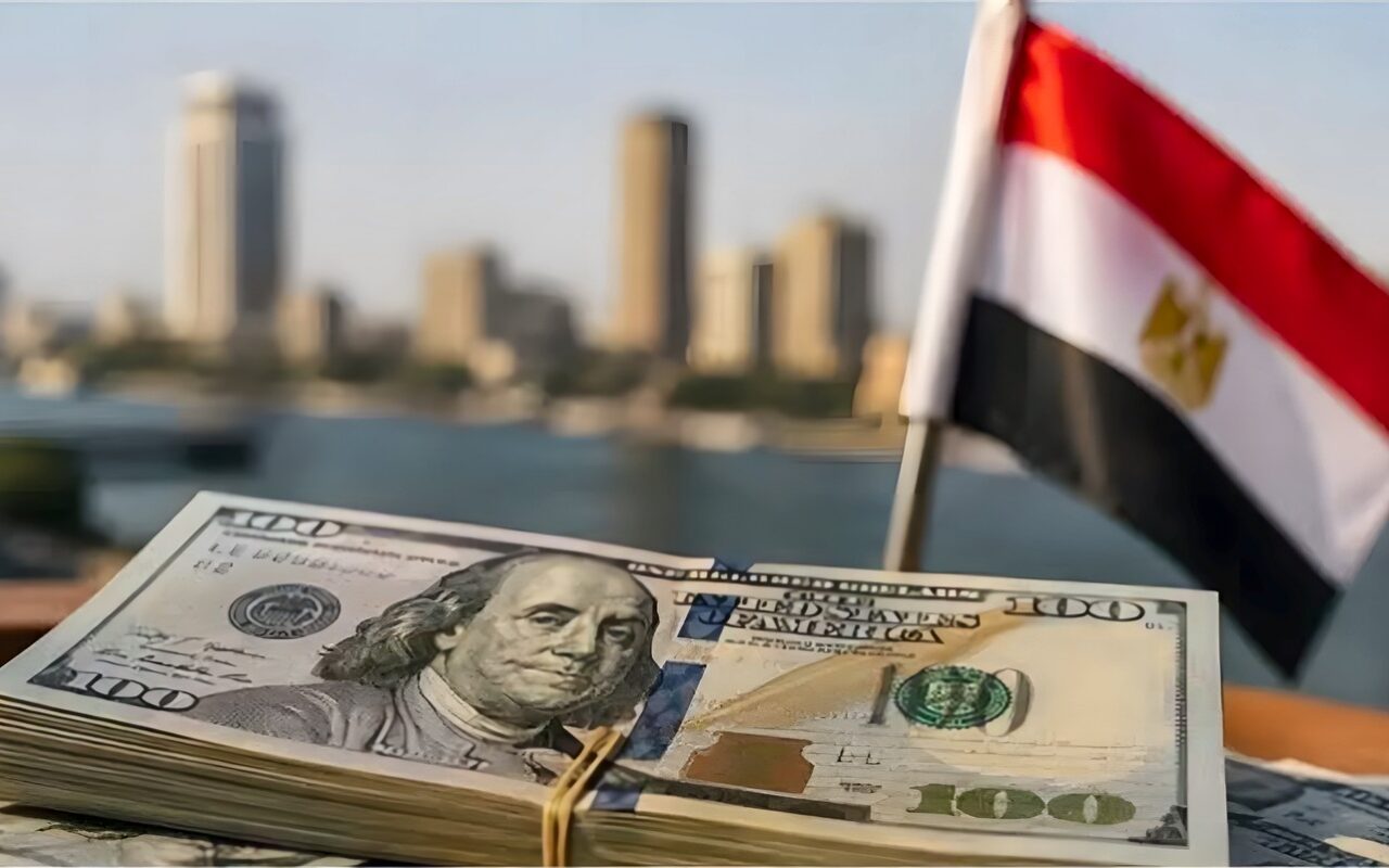 الدولار يقترب من حاجز الـ 60 جنيها في البنوك وخبير يكشف الأسباب