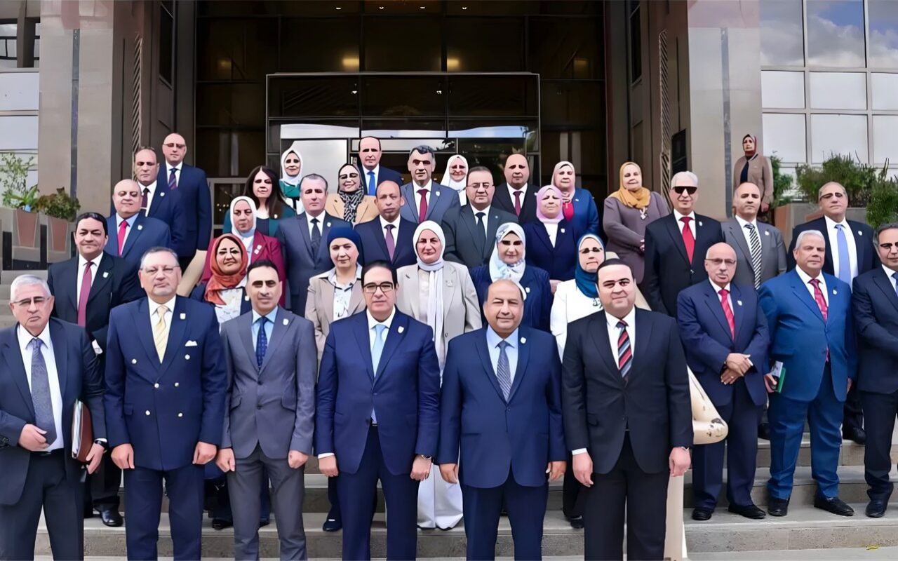 مجلس جامعة القاهرة يناقش تنفيذ توصيات منتدى مصر.. جوائز لأفضل 3 شركات، ويستعرض مشروع الجامعات الرائدة