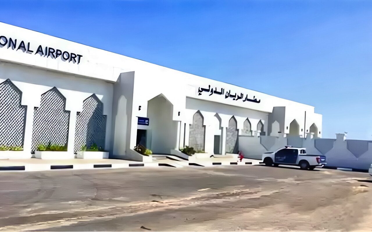 الحوثيون يستهدفون مطار الريان في المكلا بـ 4 صواريخ باليستية