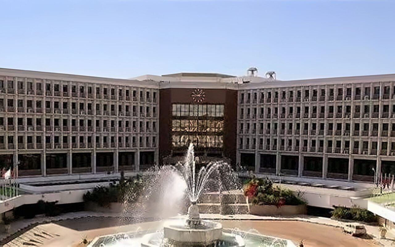 إصابة طالبة إثر سقوط مروحة سقف بمدرج العلوم بجامعة أسيوط