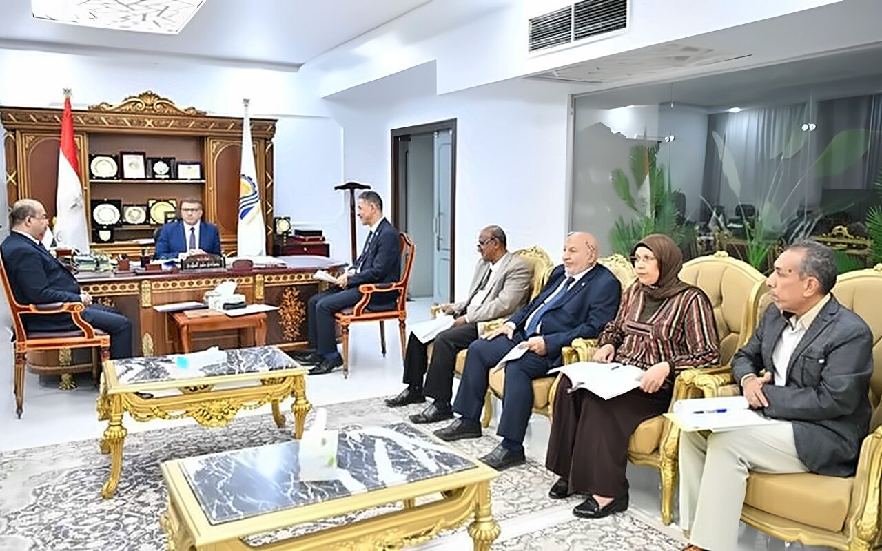 محافظ قنا يوافق على مشروعات استثمارية جديدة بالمنطقة الحرة بقفط (صور)