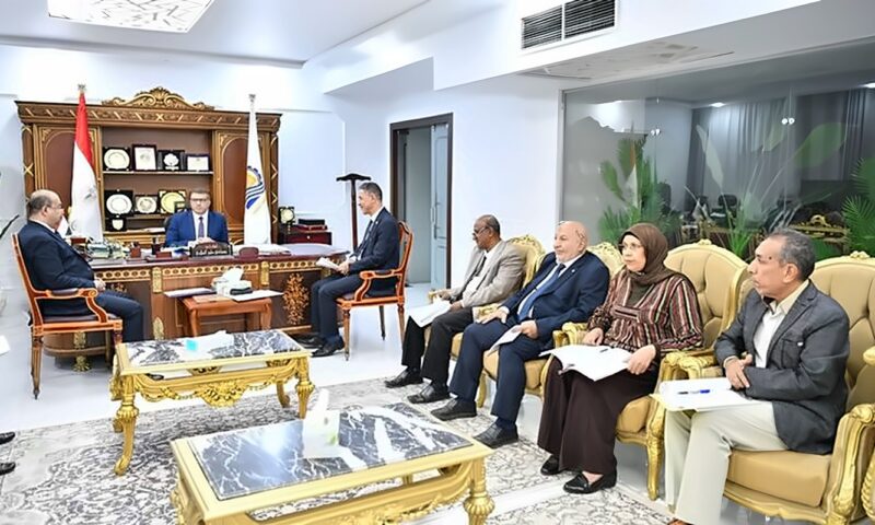 محافظ قنا يوافق على مشروعات استثمارية جديدة بالمنطقة الحرة بقفط (صور)