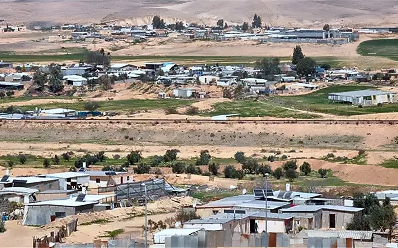 هدم عشرات المنازل والمساجد، الاحتلال يدمر قرية لعرب 48 بالنقب ويشرد سكانها (فيديو)