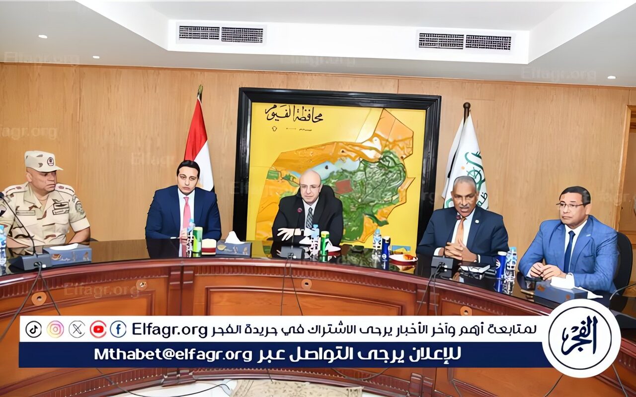 محافظ الفيوم يكرم السكرتير العام المساعد لتوليه مهام سكرتير عام محافظة الوادي الجديد
