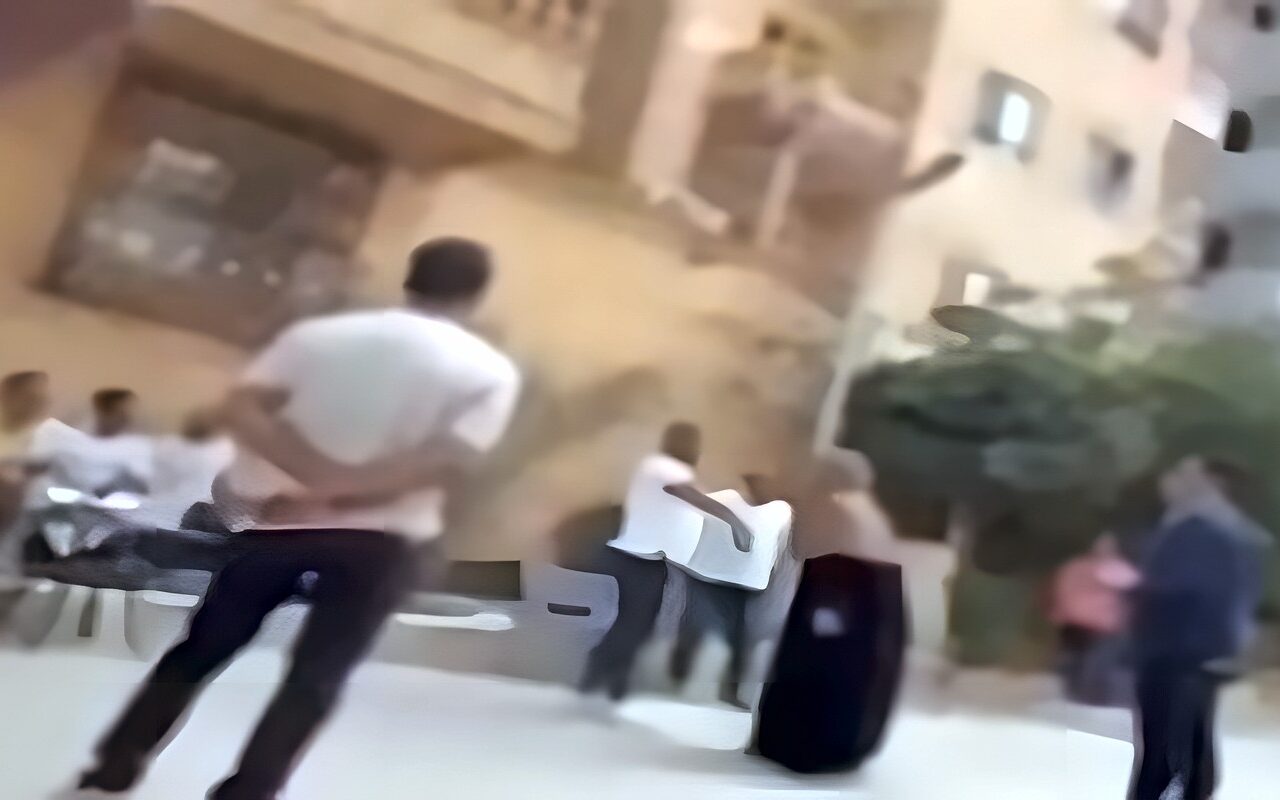 بسبب قرار إزالة.. تفاصيل مشادة سيدة مع مسؤول في حي المقطم